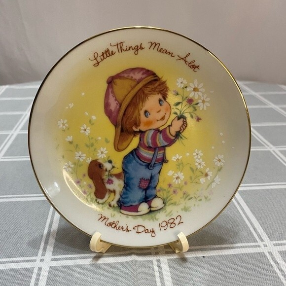 2 Vtg Avon Mother’s Day Decor Plates 1981 Cherished Moments 1982 Little Things - Picture 3 of 10
